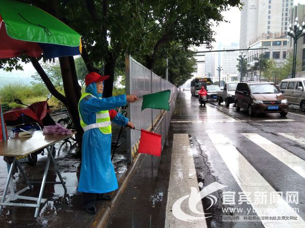 曾远华冒雨指挥交通。（宜宾新闻网 刘佳 摄）