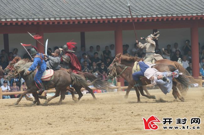 大型马战《岳飞枪挑小梁王》