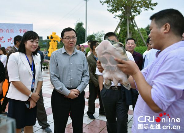 图片默认标题_fororder_区委书记曾从钦（左二）参观农特产品展