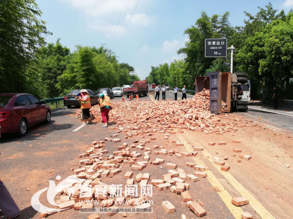 清理抛洒砖石 保障道路畅通（宜宾市公路局供图）