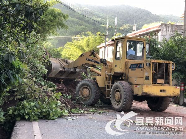 S206线遂筠路K309+550贡溪清理坍方。（宜宾市公路局供图）