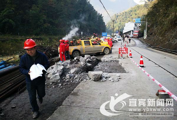 市住建城管局组织华润燃气公司开展周家镇城镇燃气抢修。 (市住建城管局供图)