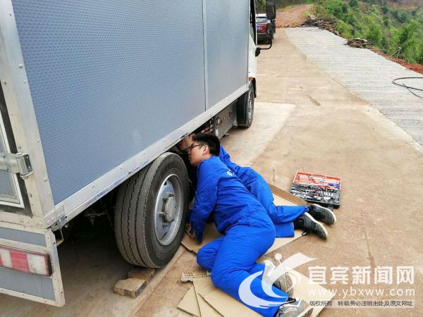 陈红旭团队做电动物流车道路测试。（受访者  供图）