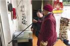 温江102岁老人双目失明 62岁儿媳悉心照顾寸步不离