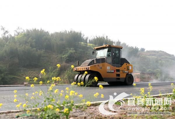 纳黔高速连接线二期工程预计6月达到通车条件（申勇 摄）